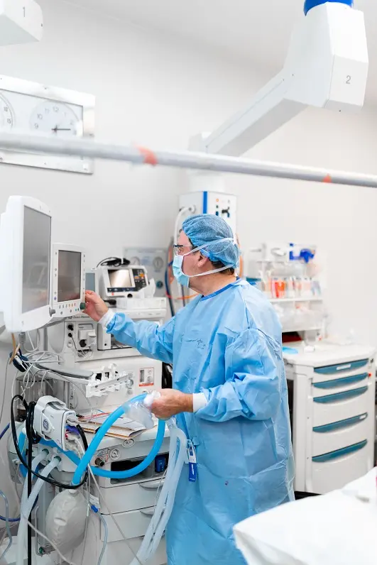 Dr Mark Freedman providing anaesthesia care